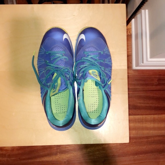 Nike Lebrun low top basketball shoe - Picture 3 of 4